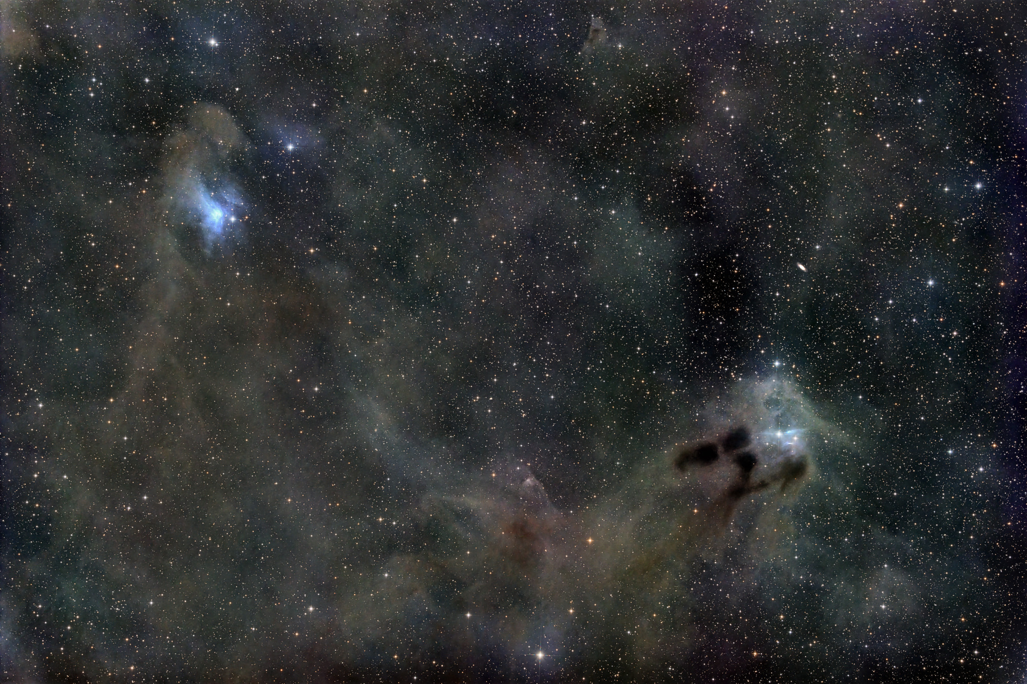 Der blaue Reflexionsnebel VDB 29 links oben befindet sich im Sternbild Stier. Der Reflexionsnebel VDB 31 und die tropfenförmigen Dunkelnebel Barnard 26, 27 und 28 rechts unten befinden sich bereits im Sternbild Fuhrmann.